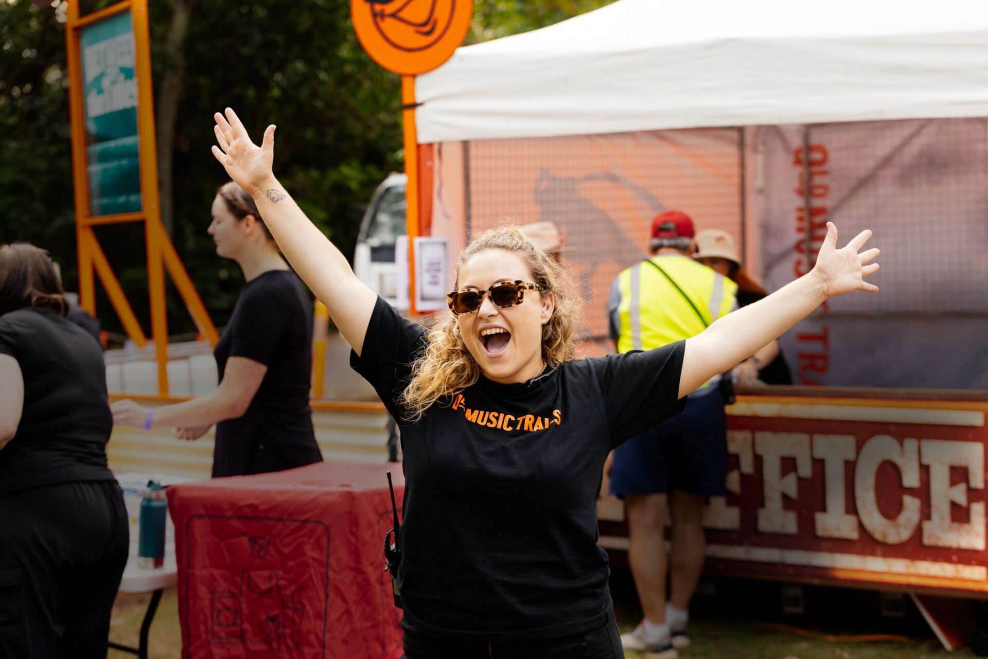 230707_MitchLowePhoto_BetweenTheTides_Rushes-14-volunteer (1)